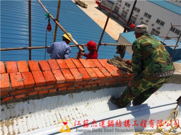 拱形屋頂山墻使用磚混結(jié)構(gòu)壓邊