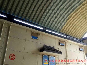 拱形屋頂彩鋼板底面噴涂防腐油漆
